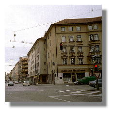 [Foto:muenchen-cafe-am-hochhaus.jpg]